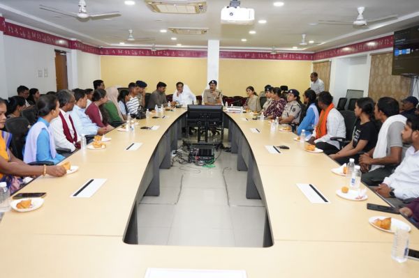 पुलिस परिवार के प्रावीण्य विद्यार्थियों का सम्मान, कमिश्नर डॉ. शुक्ला ने बढ़ाया उत्साह 