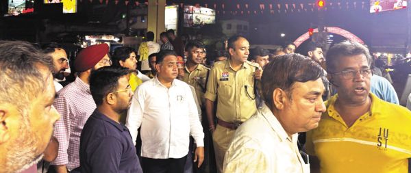 ट्रैफिक जाम और पार्किंग की अव्यवस्थाओं का चेंबर ने पुलिस संग तेलीबांधा में लिया जायजा
