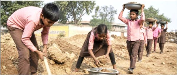 स्कूली बच्चों से जबरन कराया काम, रेत ढुलाई के वायरल वीडियो से भडक़ा गुस्सा