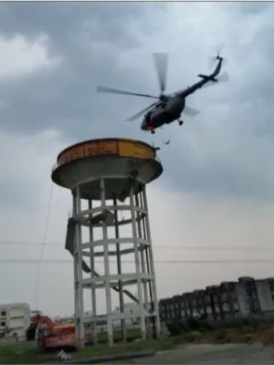 वायुसेना के हेलीकॉप्टर से बचाई गई ऊंची टंकी पर फंसे बच्चों की जान