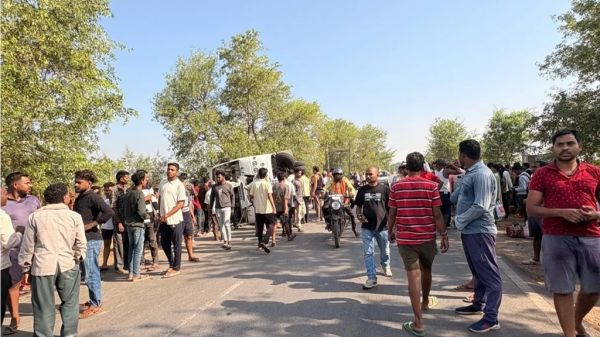तेज रफ्तार राजधानी बस पलटी, 14 यात्री घायल: 3 की हालत गंभीर