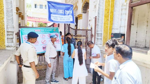कड़ी जांच के बाद नीट के परीक्षार्थियों को केंद्रों में मिला दाखिला