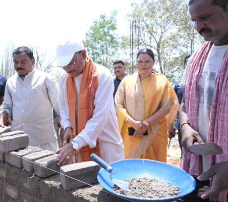 ईंट जोड़ते नजर आए सीएम, पीएम आवास निर्माण में बंटाया हाथ 