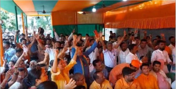 बंगाल चुनाव : रुझानों में चार जिलों में टीएमसी का खाता तक नहीं खुला