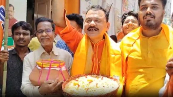 पश्चिम बंगाल में शहर-शहर भाजपा कार्यकर्ताओं का जश्न, कोलकाता में बांटी गईं कमला भोग और झाल मुड़ी