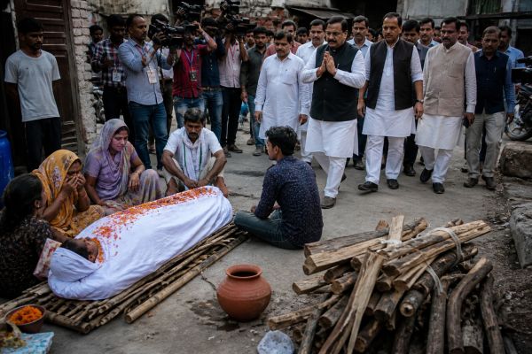 ‘छत्तीसगढ़’ का  संपादकीय : दलित, और सांत्वना-पर्यटन पर टैक्स क्यों न लगाया जाए?