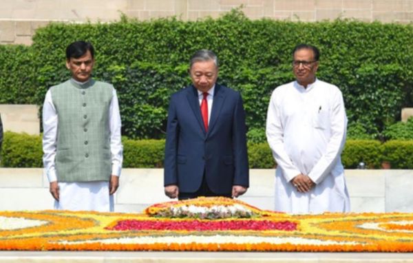 वियतनाम के राष्ट्रपति टो लाम ने राजघाट पर महात्मा गांधी को पुष्पांजलि अर्पित की