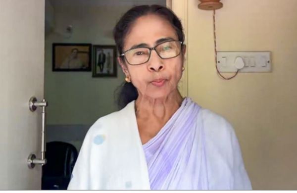 कालीघाट में पूर्व मुख्यमंत्री ममता बनर्जी के घर के बाहर लगे 'जय श्री राम' के नारे