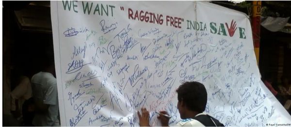 कानून और कोर्ट के आदेशों के बावजूद भारत में नहीं थमी रैगिंग