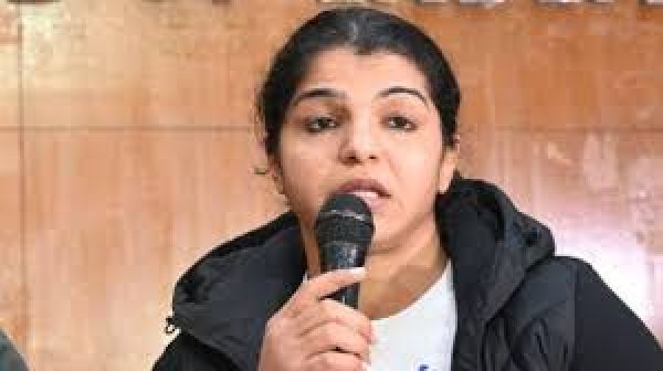 विनेश फोगाट के समर्थन में आईं ओलंपिक पदक विजेता साक्षी मलिक