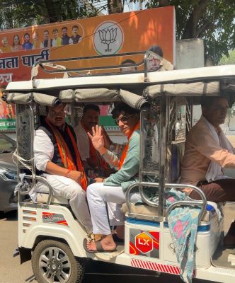 भाजपा नेता ई-रिक्शे से पहुंचे पार्टी दफ्तर