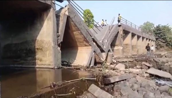 बांक नदी पुलिया ध्वस्त, कई गांवों का संपर्क टूटा