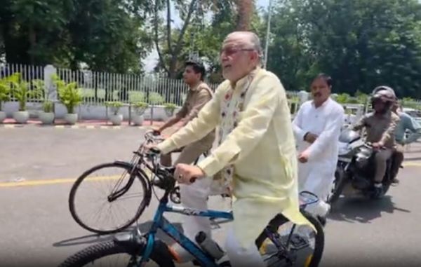 पीएम मोदी की अपील के बाद छोटे हुए काफिले, साइकिल और ट्रेन से सफर कर रहे बीजेपी नेता