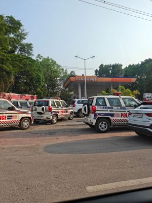 पुलिस पेट्रोलिंग यूनिट के वाहन भी संकट में कतारबद्ध 