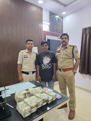 21 लाख नगद लेकर घूम रहा युवक पकड़ाया
