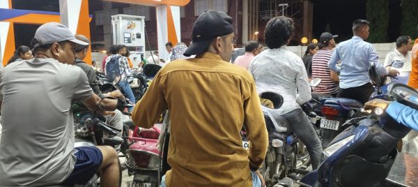  बिक्री कई गुना ज्यादा, कालाबाजारी के संदेह में चार पेट्रोल पंपों को नोटिस