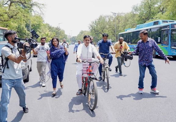 साइकिल से दफ्तर पहुंचे केंद्रीय मंत्री तोखन साहू, दिया ईंधन बचत का संदेश