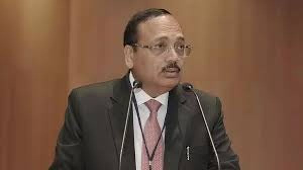 सुप्रीम कोर्ट के चीफ़ जस्टिस सूर्यकांत की 'कुछ बेरोज़गार युवा कॉकरोच...' वाली टिप्पणी पर छिड़ी बहस