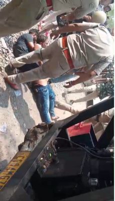 सफाई कर्मियों पर पुलिस का बल प्रयोग, क‌ई घायल 