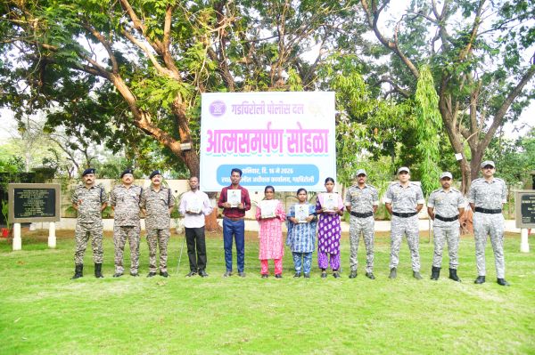 38 लाख ईनामी 5 नक्सलियों का समर्पण