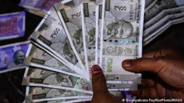 ऐतिहासिक गिरावट के बाद रुपये को संभालने की कोशिश