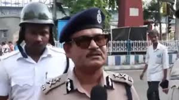 पश्चिम बंगाल: कोलकाता में पुलिस पर पत्थरबाज़ी, अधिकारी ने क्या बताया