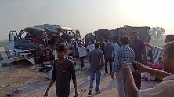 लखीमपुर खीरी में मैजिक वैन-ट्रक की टक्कर में आठ लोगों की मौत, दो अन्य घायल