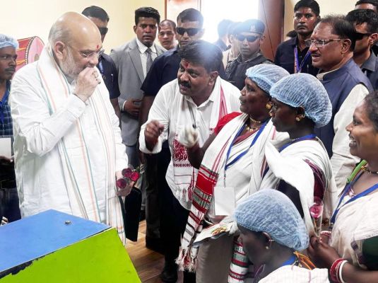 अमित शाह ने चखा बस्तर की इमली का स्वाद, कहा यहां की इमली में बहुत मिठास