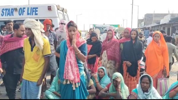 रफ्तार वाहन की टक्कर, 2 मौतें, उत्तेजित ग्रामीणों ने लाश रखकर किया चक्काजाम