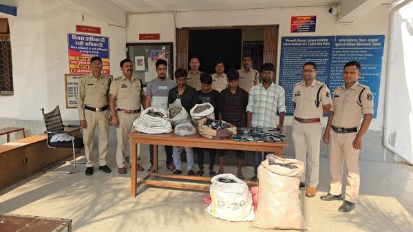 वाहन चेकिंग में कार से 760 मोबाइल और 95 किलो  पायल बरामद, बंगाल के 5 बंदी
