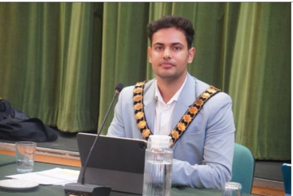 23 साल के तुषार कुमार बने यूके के सबसे युवा भारतीय मूल के मेयर 