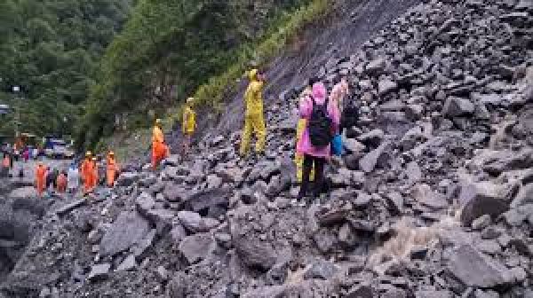 भूस्खलन के कारण केदारनाथ मार्ग पर फंसे दस हजार से अधिक श्रद्धालुओं को सुरक्षित निकाला गया
