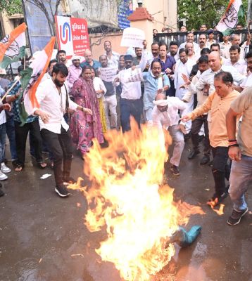 पेट्रोल की बढ़ती कीमतों के विरोध में केंद्र का पुतला दहन 