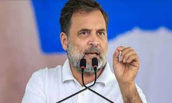राहुल गांधी बोले, “आर्थिक तूफ़ान सर पर है, और हमारे प्रधानमंत्री इटली में टॉफ़ी बाँट रहे हैं