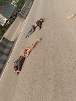 तेज रफ्तार बाइक डिवाइडर से टकराई, एक मौत, दूसरा गंभीर