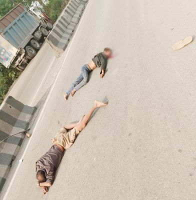 तेज रफ्तार बाइक डिवाइडर से टकराई, एक मौत, दूसरा गंभीर