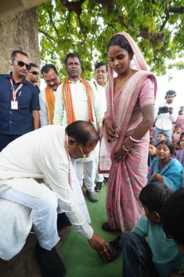 पेड़ के नीचे चौपाल, तेंदूपत्ता संग्राहकों के बीच पहुंचे सीएम 