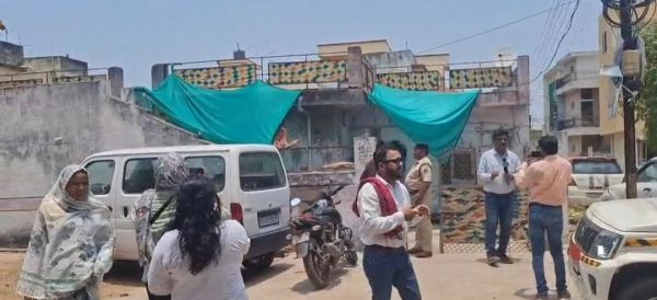 एक घर के 4 की मौत, पति-पत्नी फांसी पर मिले, दो बच्चे मृत