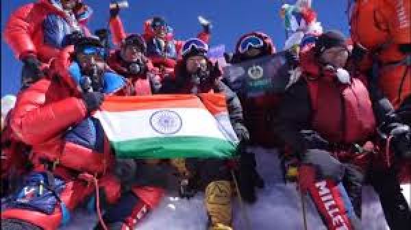 बीएसएफ की महिला टीम ने एवरेस्ट फतह किया, चोटी पर पहुंचकर ‘वंदे मातरम्’ गाया