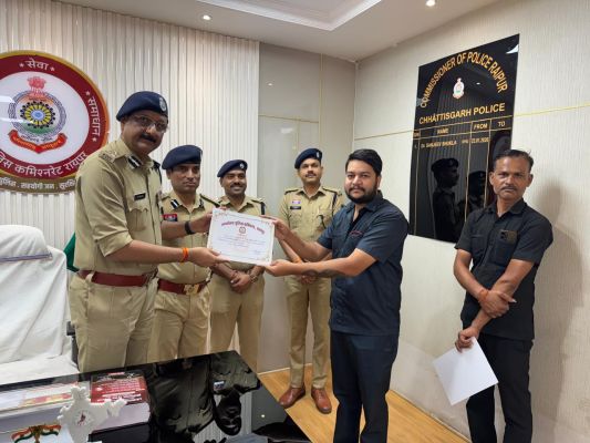 चैन स्नैचिंग के आरोपी को पकड़ने में सहयोग करने वाले हुए सम्मानित