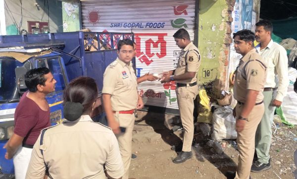कबाड़ कारोबार पर पुलिस की छापेमारी, 49 में से 40 गोदाम सील, 18 हिरासत में