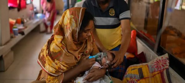 खसरे की चपेट में आकर जान गंवाते बांग्लादेश के बच्चे
