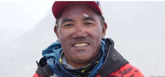 नेपाली पर्वतारोहियों ने एवरेस्ट पर रचा इतिहास