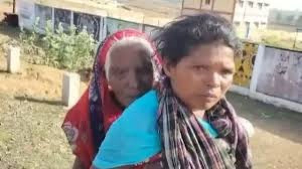 सरगुजा में 90 साल की सास को पीठ पर लाद कर 9 किलोमीटर दूर बैंक पहुंची बहू