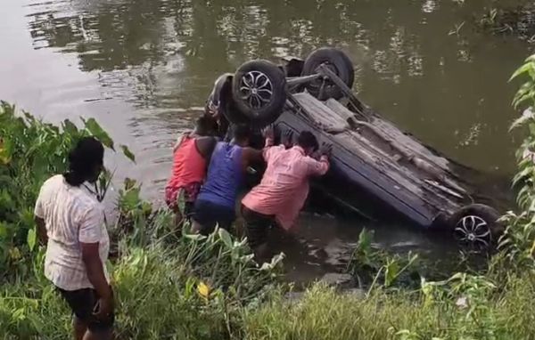 बेकाबू कार डिवाइडर से टकराकर नाले में गिरी, बाल-बाल बचे लोग