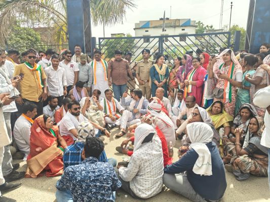 एफआईआर वापस लेने की मांग, बैज संग कांग्रेसियों ने बिश्रामपुर थाना घेरा