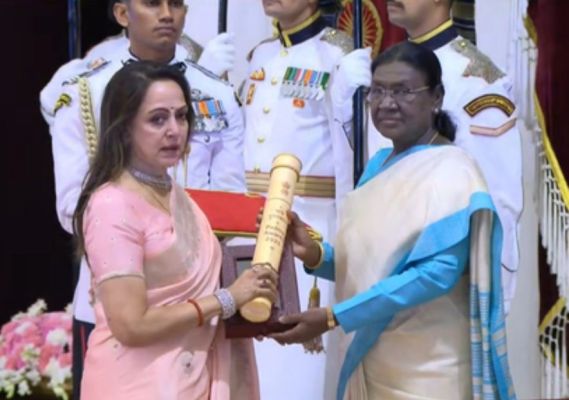 राष्ट्रपति भवन में 'पद्म अवॉर्ड सेरेमनी', रोहित शर्मा पद्मश्री और धर्मेंद्र मरणोपरांत पद्म विभूषण से सम्मानित