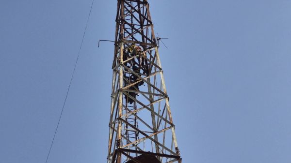 युवती ने थाना के सामने मोबाइल टावर पर लगाई फांसी