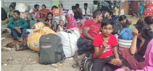 पश्चिम बंगाल में रह रहे 100 से अधिक घुसपैठिए अपने देश लौटने के लिए पहुंचे हकीमपुर चेक पोस्ट