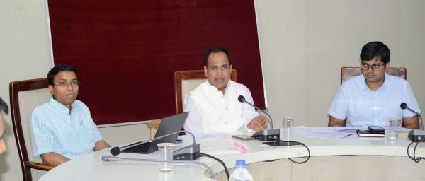 मॉल्स- व्यावसायिक भवनों में निःशुल्क पार्किंग, लिफ्ट मेंटेन के निर्देश